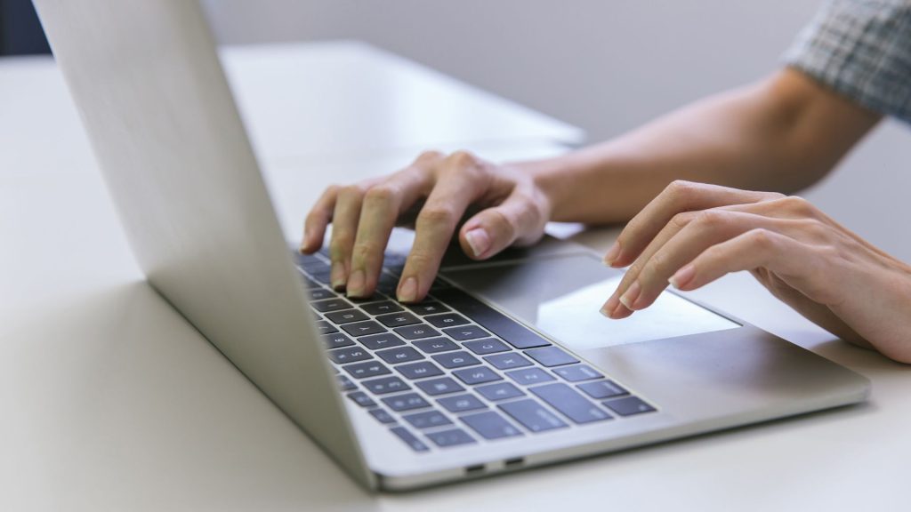 жена запазва почивката си онлайн през лаптоп